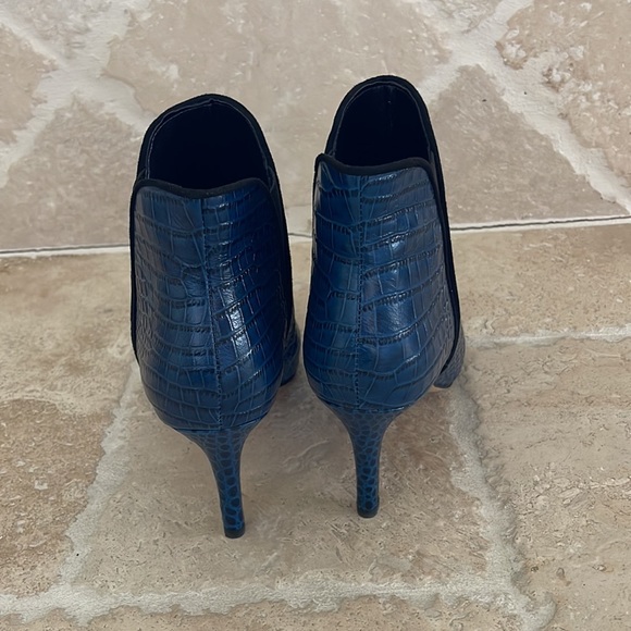 White House Black Market Nia Blue Velvet - Picture 4 of 6